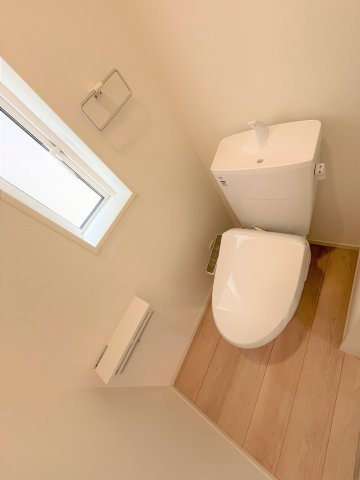 【トイレ】 | 仲介手数料無料！厚狭小学校に通える新築戸建　山陽小野田市鴨庄　第９－２号棟　クレイドルガーデン　アーネストワン | シャワートイレは節水型タイプ。１階と２階の２カ所あります