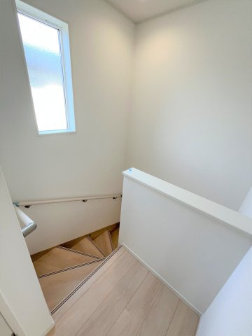 【その他】 | 仲介手数料無料！厚狭小学校に通える新築戸建　山陽小野田市鴨庄　第９－２号棟　クレイドルガーデン　アーネストワン | 階段には手すりも付いて安心ですね