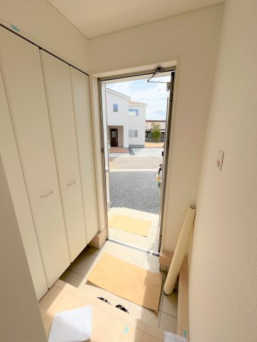 【玄関】 | 仲介手数料無料！厚狭小学校に通える新築戸建　山陽小野田市鴨庄　第９－２号棟　クレイドルガーデン　アーネストワン | 玄関には大型の下駄箱も設置。ブーツも楽々入ります。