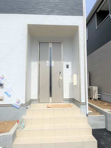 【エントランス】 | 仲介手数料無料！厚狭小学校に通える新築戸建　山陽小野田市鴨庄　第９－２号棟　クレイドルガーデン　アーネストワン | ダイヤルキー付きの郵便受け
