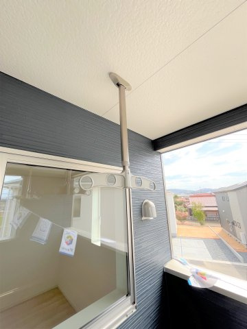 【バルコニー】 | 仲介手数料無料！厚狭小学校に通える新築戸建　山陽小野田市鴨庄　第９－２号棟　クレイドルガーデン　アーネストワン | バルコニーには物干しも付いています