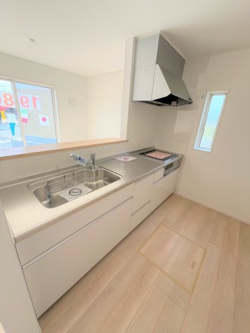 【キッチン】 | 仲介手数料無料！厚狭小学校に通える新築戸建　山陽小野田市鴨庄　第９－２号棟　クレイドルガーデン　アーネストワン | 使い勝手の良いシステムキッチンで楽しくクッキング♪