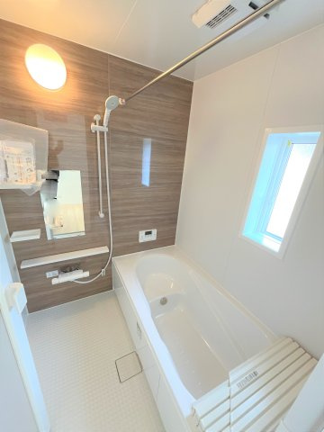 【浴室】 | 仲介手数料無料！厚狭小学校に通える新築戸建　山陽小野田市鴨庄　第９－２号棟　クレイドルガーデン　アーネストワン | １坪タイプのゆったりとしたお風呂