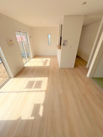 【居間・リビング】 | 仲介手数料無料！厚狭小学校に通える新築戸建　山陽小野田市鴨庄　第９－２号棟　クレイドルガーデン　アーネストワン | ゆったりとしたリビングは家族の団らんがはずみますね♪