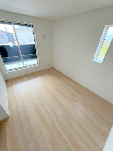 【洋室】 | 仲介手数料無料！厚狭小学校に通える新築戸建　山陽小野田市鴨庄　第９－２号棟　クレイドルガーデン　アーネストワン | ２面採光の明るいお部屋で健やかな毎日