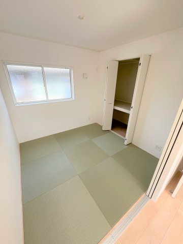 【和室】 | 仲介手数料無料！厚狭小学校に通える新築戸建　山陽小野田市鴨庄　第９－２号棟　クレイドルガーデン　アーネストワン | リビングにつながる和室は落ち着いた雰囲気を醸し出します