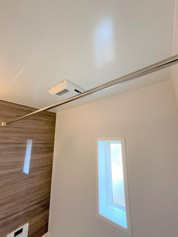 【浴室】 | 仲介手数料無料！厚狭小学校に通える新築戸建　山陽小野田市鴨庄　第９－２号棟　クレイドルガーデン　アーネストワン | 浴室内乾燥機付き！雨の日のお洗濯物も乾かせます。