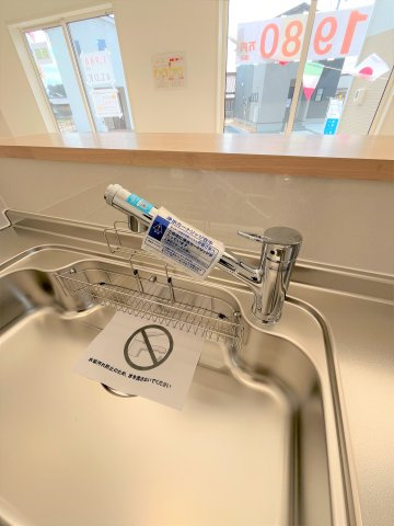 【キッチン】 | 仲介手数料無料！厚狭小学校に通える新築戸建　山陽小野田市鴨庄　第９－２号棟　クレイドルガーデン　アーネストワン | ビルトインタイプの浄水器付！ホースのように伸びるからお掃除も楽々