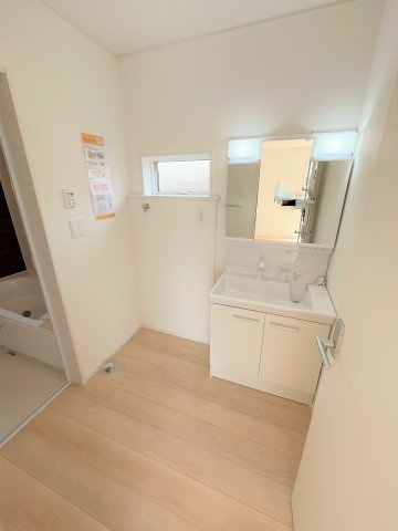 【洗面所】 | 仲介手数料無料！厚狭小学校に通える新築戸建　山陽小野田市鴨庄　第９－３号棟　クレイドルガーデン　アーネストワン | シャンプードレッサーはシャワーヘッドが伸びるタイプ