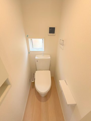 【トイレ】 | 仲介手数料無料！厚狭小学校に通える新築戸建　山陽小野田市鴨庄　第９－３号棟　クレイドルガーデン　アーネストワン | シャワートイレは節水型タイプ。１階と２階の２カ所あります