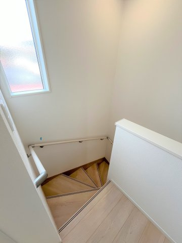 【その他】 | 仲介手数料無料！厚狭小学校に通える新築戸建　山陽小野田市鴨庄　第９－３号棟　クレイドルガーデン　アーネストワン | 階段には手すりも付いて安心ですね。