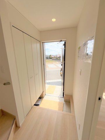 【玄関】 | 仲介手数料無料！厚狭小学校に通える新築戸建　山陽小野田市鴨庄　第９－３号棟　クレイドルガーデン　アーネストワン | 玄関には大型の下駄箱も設置。ブーツも楽々入ります。