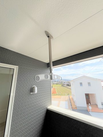 【バルコニー】 | 仲介手数料無料！厚狭小学校に通える新築戸建　山陽小野田市鴨庄　第９－３号棟　クレイドルガーデン　アーネストワン | バルコニーには物干しも付いています