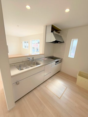 【キッチン】 | 仲介手数料無料！厚狭小学校に通える新築戸建　山陽小野田市鴨庄　第９－３号棟　クレイドルガーデン　アーネストワン | 使い勝手の良いシステムキッチンで楽しくクッキング♪