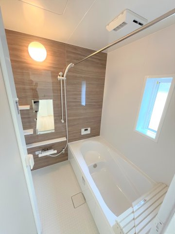 【浴室】 | 仲介手数料無料！厚狭小学校に通える新築戸建　山陽小野田市鴨庄　第９－３号棟　クレイドルガーデン　アーネストワン | １坪タイプのゆったりとしたお風呂