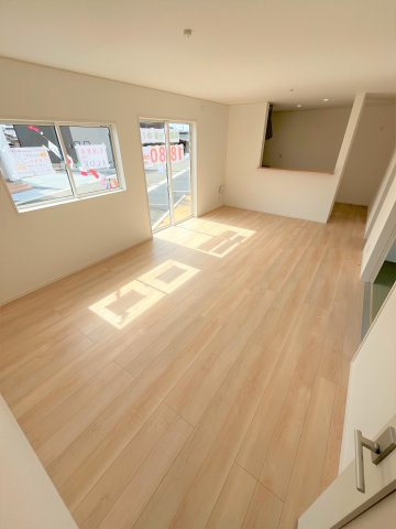 【居間・リビング】 | 仲介手数料無料！厚狭小学校に通える新築戸建　山陽小野田市鴨庄　第９－３号棟　クレイドルガーデン　アーネストワン | ゆったりとしたリビングは家族の団らんがはずみますね♪