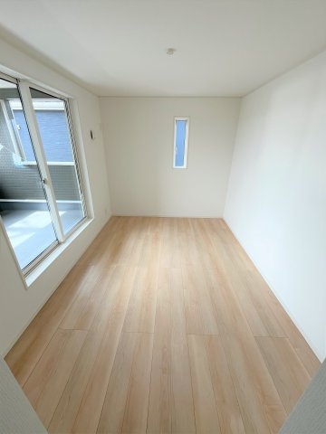 【洋室】 | 仲介手数料無料！厚狭小学校に通える新築戸建　山陽小野田市鴨庄　第９－３号棟　クレイドルガーデン　アーネストワン | ２面採光の明るいお部屋で健やかな毎日