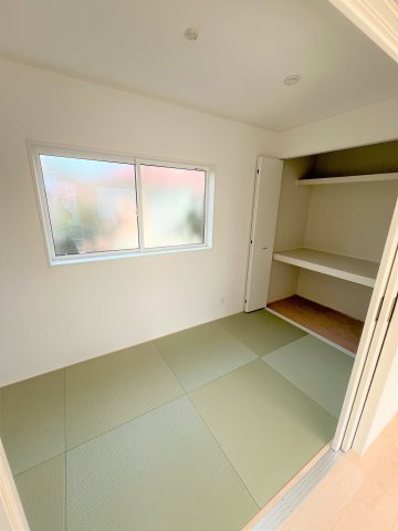 【和室】 | 仲介手数料無料！厚狭小学校に通える新築戸建　山陽小野田市鴨庄　第９－３号棟　クレイドルガーデン　アーネストワン | リビングにつながる和室は落ち着いた雰囲気を醸し出します