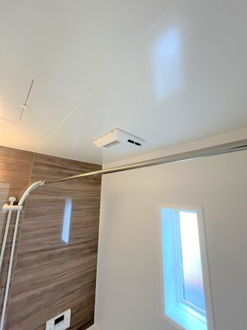 【浴室】 | 仲介手数料無料！厚狭小学校に通える新築戸建　山陽小野田市鴨庄　第９－３号棟　クレイドルガーデン　アーネストワン | 浴室内乾燥機付き！雨の日のお洗濯物も乾かせます。