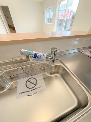 【キッチン】 | 仲介手数料無料！厚狭小学校に通える新築戸建　山陽小野田市鴨庄　第９－３号棟　クレイドルガーデン　アーネストワン | ビルトインタイプの浄水器付！ホースのように伸びるからお掃除も楽々