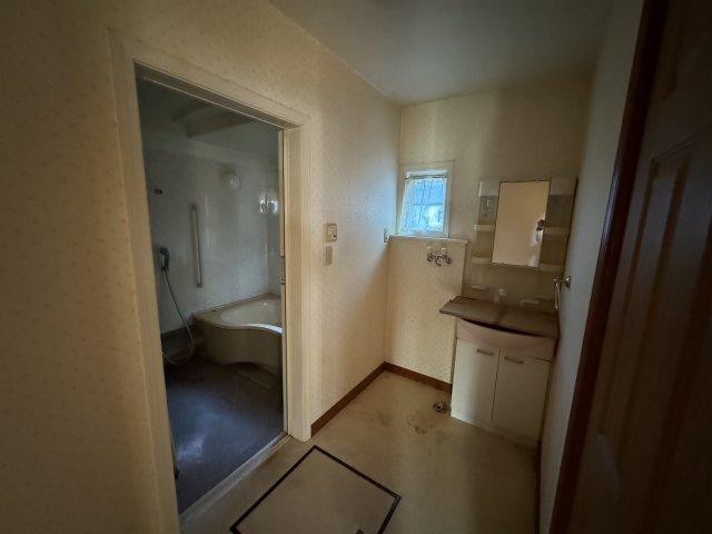 -三丁目不動産-　熊谷市石原　同一敷地に2棟の独立洗面台