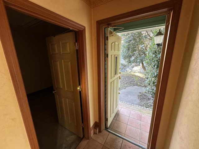 -三丁目不動産-　熊谷市石原　同一敷地に2棟の玄関