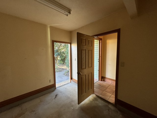 -三丁目不動産-　熊谷市石原　同一敷地に2棟の玄関