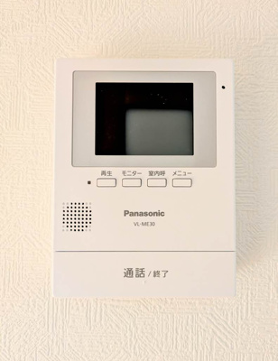 【居間・リビング】 | シャーメゾンヴェルジュールⅠ | こちらの居間で趣味の時間をお楽しみください