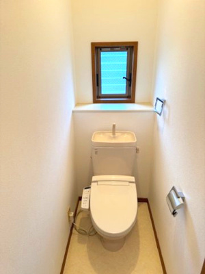 【トイレ】 | 堺市美原区南余部西1丁目　中古戸建 | 寒い冬でも温かい便座とシャワーで快適にご使用いただける温水洗浄便座付トイレ。温水で汚れを落とせるので、トイレットペーパーの節約にも！