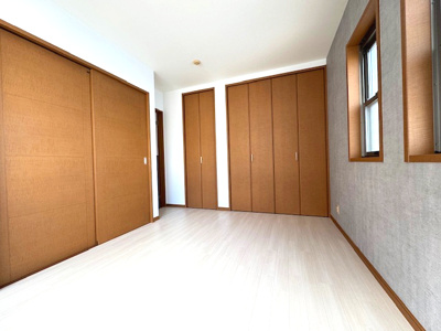 【洋室】 | 堺市美原区南余部西1丁目　中古戸建 | 2階の居室は全室洋室仕様！家具の移動やお掃除などもしやすいフローリングのお部屋です。内覧・お問い合わせはお気軽にどうぞ。