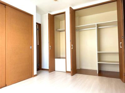 【収納】 | 堺市美原区南余部西1丁目　中古戸建 | クローゼットには棚板やハンガーパイプ付き！衣類と帽子などの小物類を区別して、整理整頓しやすい収納スペースです。