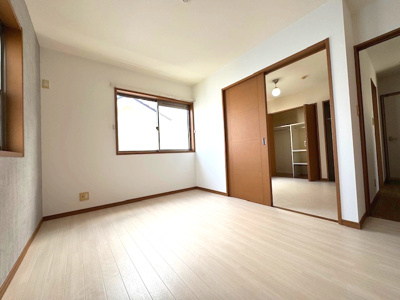 【洋室】 | 堺市美原区南余部西1丁目　中古戸建 | 洋室2部屋が引き戸で仕切られています。ご家族のライフステージに合わせ、様々なご使用方法をお試しください！