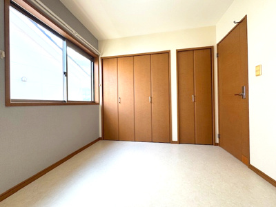 【洋室】 | 堺市美原区南余部西1丁目　中古戸建 | どんなインテリアも映えるシンプルな内装です。お好きなインテリアを揃え、お好みのお部屋作りをお楽しみください！