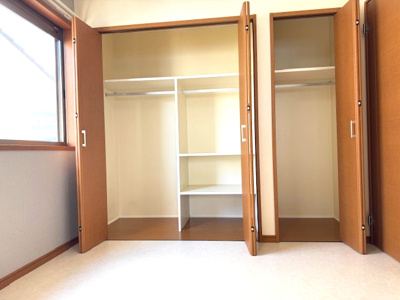 【収納】 | 堺市美原区南余部西1丁目　中古戸建 | ハンガーパイプ付きの収納スペース！洋服を折り畳まずに収納でき、取り出しも簡単。シワにもなりにくそうですね。