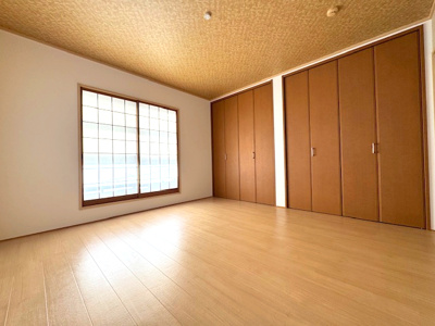 【洋室】 | 堺市美原区南余部西1丁目　中古戸建 | 南向きバルコニーへ出入り可能な洋室。バルコニーに面したお部屋はお布団などもサッと干せて便利ですね！