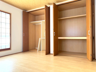 【収納】 | 堺市美原区南余部西1丁目　中古戸建 | 壁一面の収納スペースを設けました！ご夫婦でのご使用も可能です。種類別や季節ごとなど、分けて収納することもできそうです。