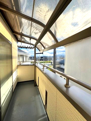 【バルコニー】 | 堺市美原区南余部西1丁目　中古戸建 | 少しの雨なら気にせず過ごせる屋根付きの南向きバルコニー。陽当り良好なバルコニーでは、洗濯物もカラッと乾きそうですね！