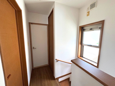 【内装】 | 堺市美原区南余部西1丁目　中古戸建 | 階段は手すり付き！転倒防止、転落防止、暗い場所の誘導時補助など、階段の上り下りをサポートし安全性を高めます。