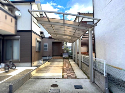 【駐車場】 | 堺市美原区南余部西1丁目　中古戸建 | 雨に濡れずに乗り降りができるカーポート付き！玄関までの動線も良く、たくさんお買い物した日もスムーズに運べそうですね。