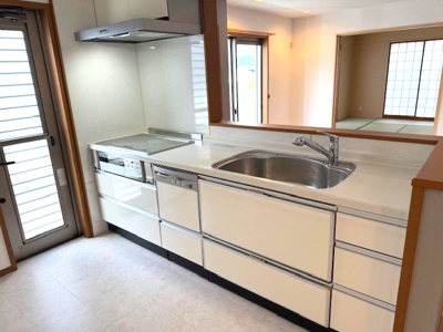 【キッチン】 | 堺市美原区南余部西1丁目　中古戸建 | 食器を一気に丸洗いでき、家事時間の短縮も叶う食洗機搭載！ゴミ出しや換気もしやすい勝手口も備わり、設備充実。