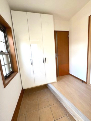 【玄関】 | 堺市美原区南余部西1丁目　中古戸建 | 脱いだ靴もすぐに片付けられるシューズボックス付きの玄関。大容量で、ご家族分の靴がスッキリ収納できますね！