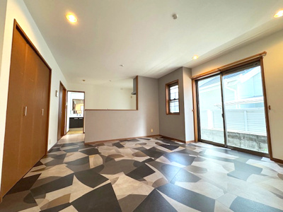 【居間・リビング】 | 堺市美原区南余部西1丁目　中古戸建 | 大きなサッシを採用し、開放的な空間のLDK。休日にはご家族やご友人と集まり、ゆったりとお過ごしいただけます。