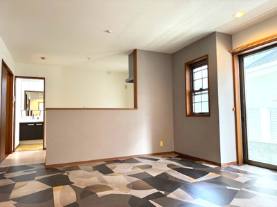 【居間・リビング】 | 堺市美原区南余部西1丁目　中古戸建 | 調理中でもご家族との会話が弾む対面式キッチン採用！リビング側からは調理中の手元は見えないため、調理に集中できそうですね。