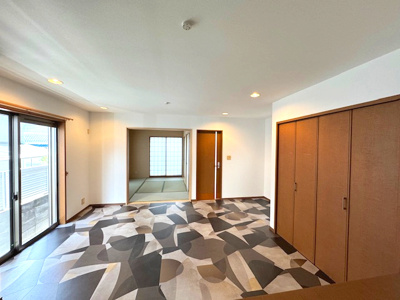 【居間・リビング】 | 堺市美原区南余部西1丁目　中古戸建 | リビングに和室が隣接。和室の扉を開け放してのご使用もオススメ！和室で子どもが遊んでいても、リビングから見守れるので安心して過ごせます。