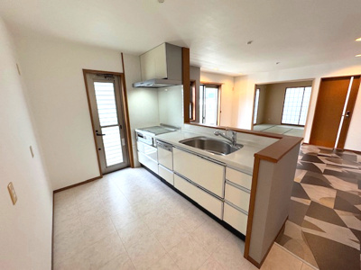 【キッチン】 | 堺市美原区南余部西1丁目　中古戸建 | 火元を持たないIHクッキングヒーター採用のキッチン。直接火に触れることがなく、お子様との調理も楽しめます！