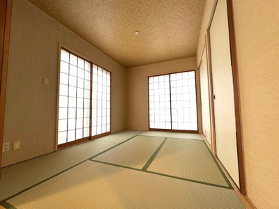 【和室】 | 堺市美原区南余部西1丁目　中古戸建 | い草の香りに癒される和室。畳はクッション性が高く、お子様のお昼寝やプレイスペースにも！客間などにもお使いいただけます。