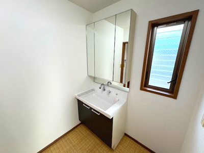 【独立洗面台】 | 堺市美原区南余部西1丁目　中古戸建 | 鏡裏やボウル下に収納スペースのある三面鏡付き洗面化粧台。歯ブラシなどで散らかりがちな洗面周りが片付きます！