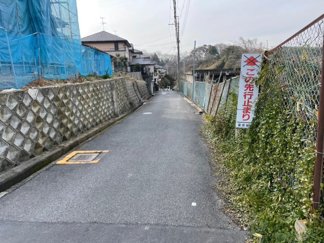 富田林市南旭ヶ丘町・売土地の前面道路含む現地写真