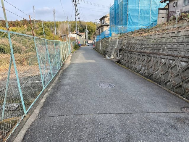 富田林市南旭ヶ丘町・売土地の前面道路含む現地写真