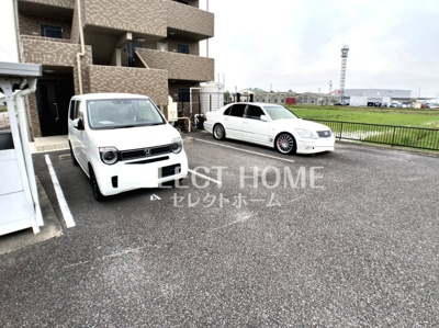 【駐車場】 | ロイヤルサルビア | 駐車場があるので、車を買う予定の方も安心です